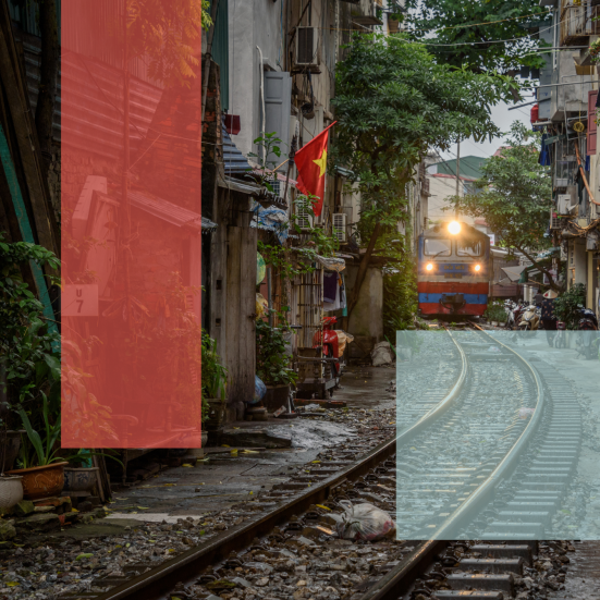 Tog kommer kørende i meget smal gade