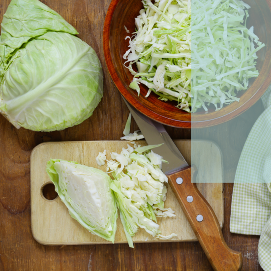 Kålhoved på skærebræt