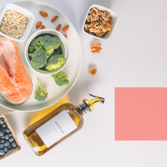 tallerken med laks, olie, nødder og blåbær