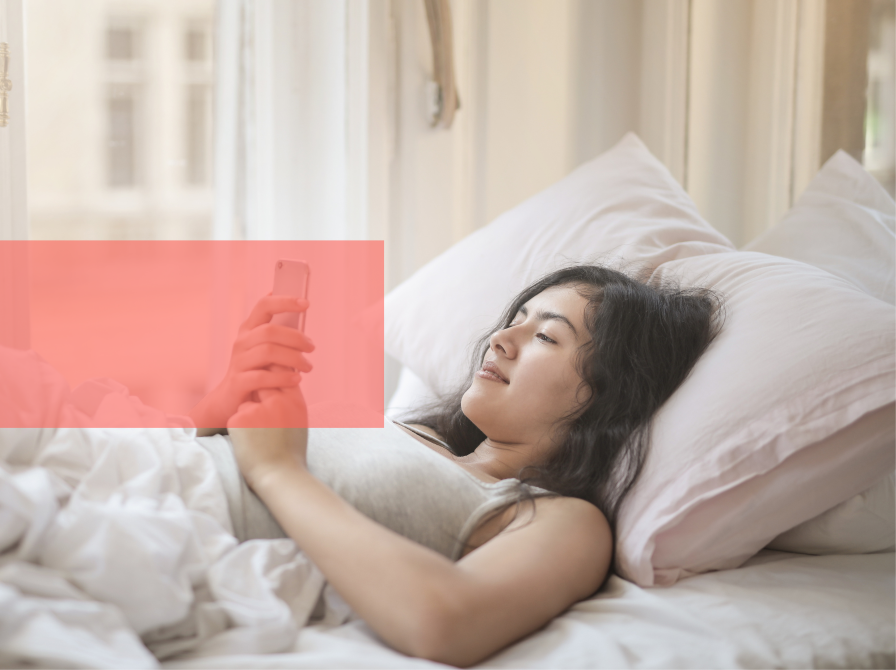 Kvinde læser i seng